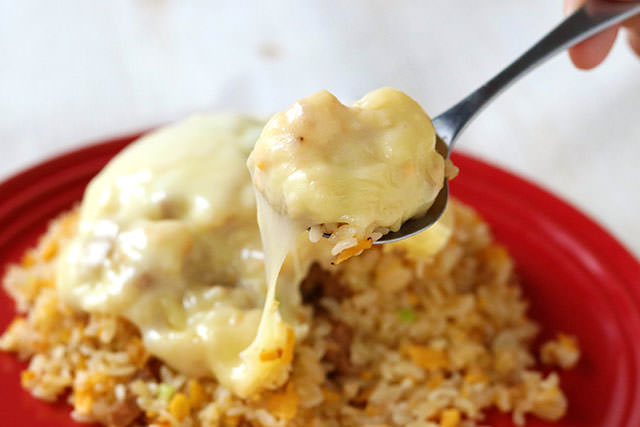 冷凍炒飯にとろけるチーズをかけた写真