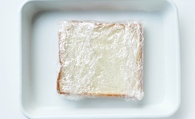 （左）冷凍用にラップで包んだ食パンの写真