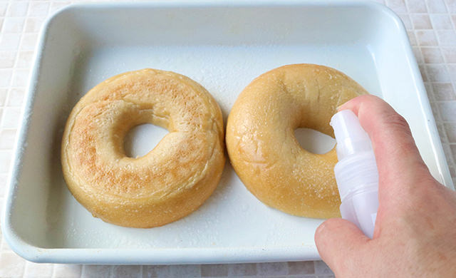 半分に切ったベーグルをラップで包んでいる写真