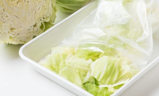ザク切り冷凍キャベツと冷凍前のキャベツの写真