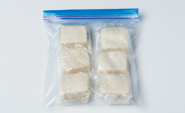 凍った冷凍豆腐をラップごと冷凍用密封保存袋に入れた写真