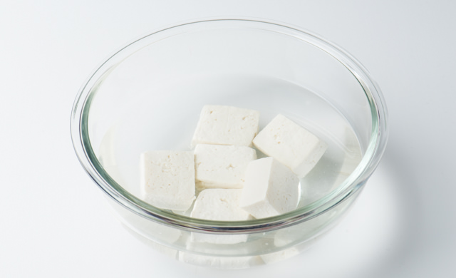 水を張ったボウルに豆腐を入れて粗熱をとる