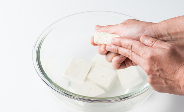 崩れを防止するために寿司を握る要領で水気を絞る