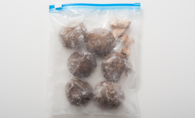 冷凍用密閉保存袋に入っている冷凍されたしいたけの写真