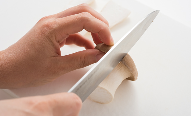 エリンギを縦にスライスしている写真