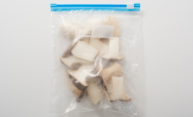 エリンギを縦薄切りにしているイメージの写真