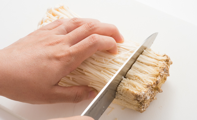 えのきの根元を切り落としている写真