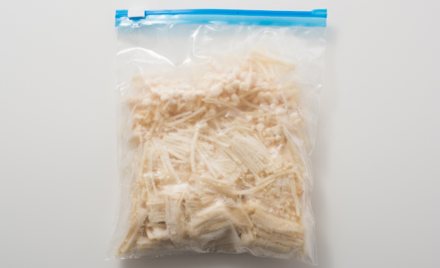 冷凍用密閉保存袋に入っている冷凍されたエリンギの写真の写真