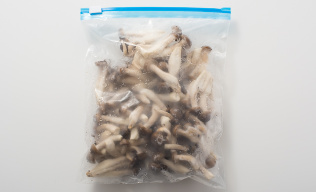 冷凍用密閉保存袋に入っている冷凍しめじの写真の写真