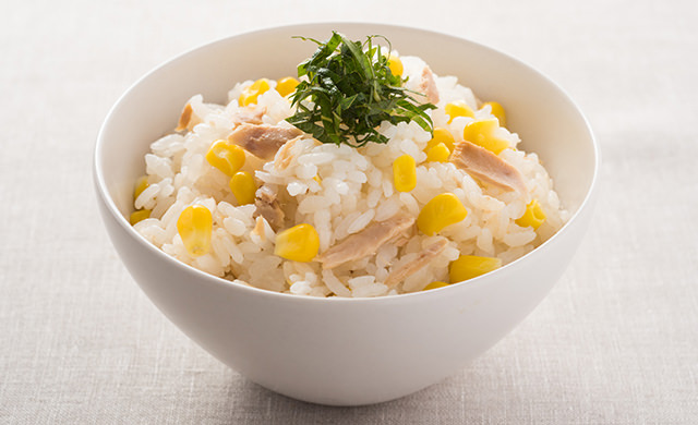大葉の千切りが乗ったツナとコーンの和風塩炊き込みごはん