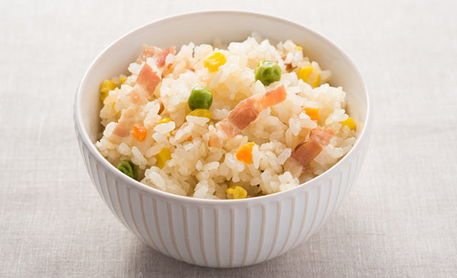 ベーコンとミックスベジタブルを使った洋風炊き込みごはん
