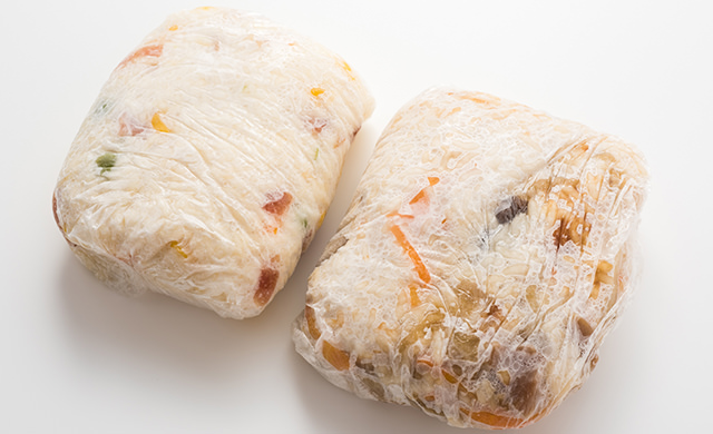 ラップで冷凍している炊き込みごはん