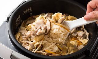 炊き込みごはんをシャモジで混ぜているところ