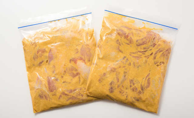もも肉にカレーだれをつけて保存袋Mに入れた状態（冷凍前）