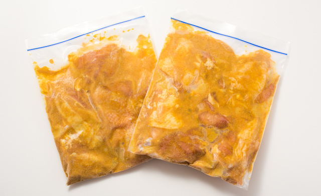 もも肉にカレーだれをつけて保存袋に入れた状態（冷凍後）