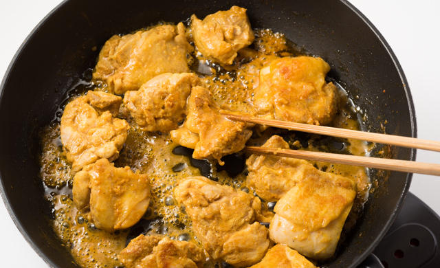 タンドリーチキンの水分を飛ばして少し焦げめをつけるように焼いている写真