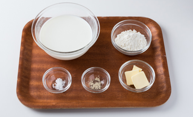 牛乳、薄力粉、バター、塩、こしょうの材料写真