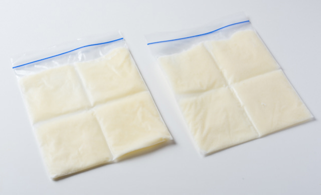 冷凍用保存袋に入った冷凍ホワイトソースの写真