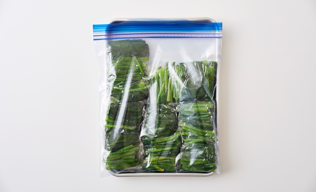 ほうれん草が冷凍用保存袋に入っている写真