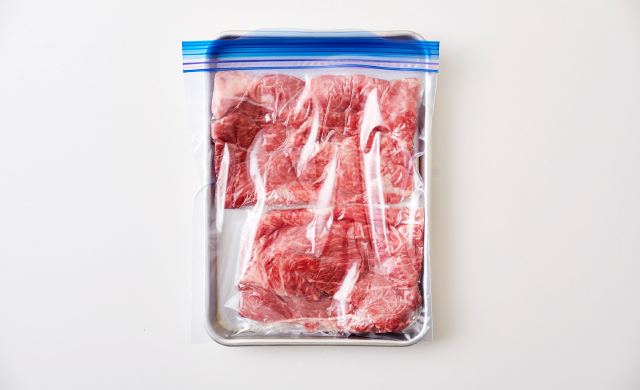 牛肉が冷凍用保存袋に入っている写真