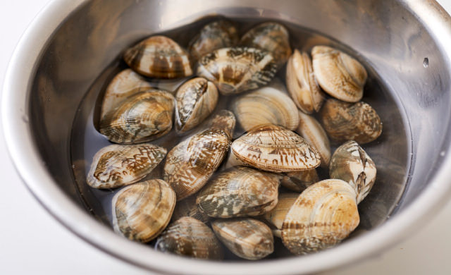 塩抜きをしているあさりの写真
