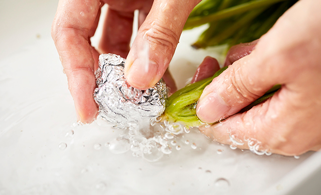 ほうれん草の根元をアルミホイルで洗う写真