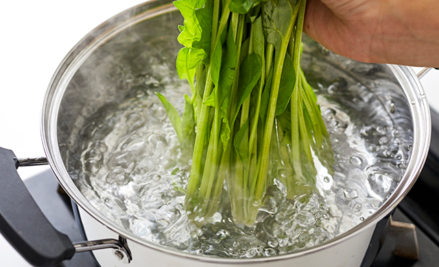 ほうれん草の根元を湯に入れた写真