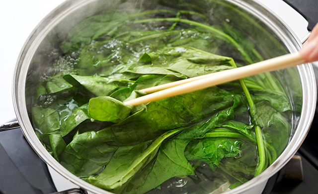 ほうれん草をゆでている写真
