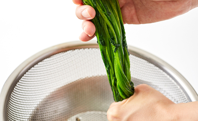 ほうれん草の水気を絞る写真