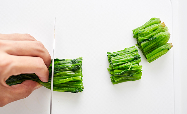 ほうれん草を切る写真