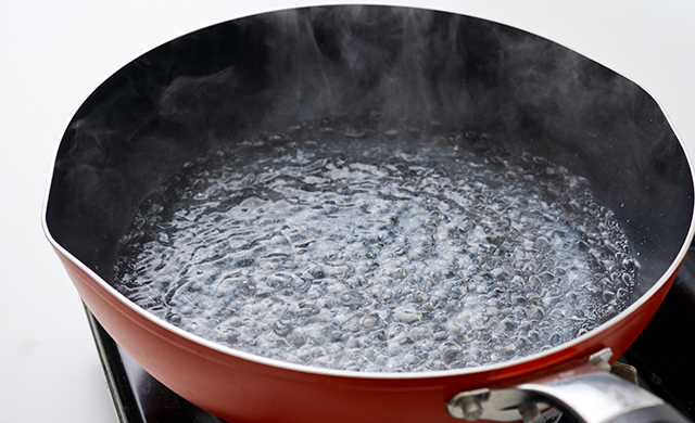 フライパンで湯を沸かす写真