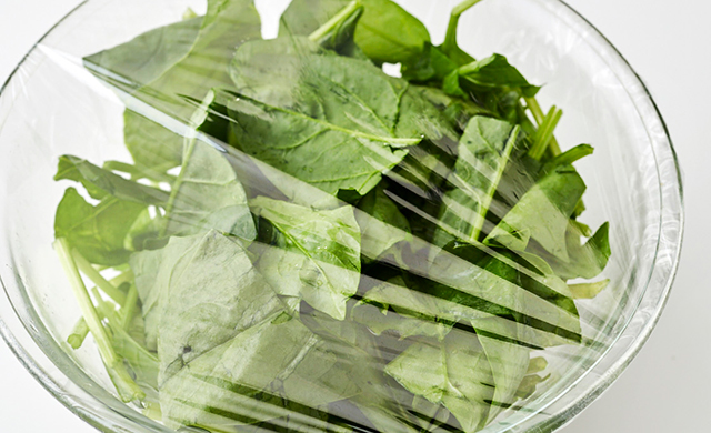 切ったほうれん草を耐熱ボウルに入れてラップした写真