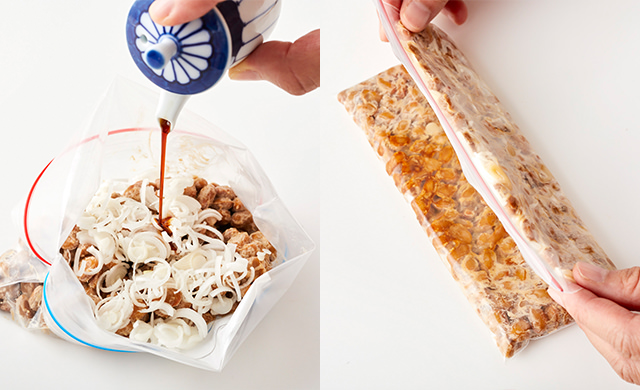 冷凍用保存袋の納豆に醤油をかけている写真、納豆を入れた冷凍用保存袋を半分に折っている写真