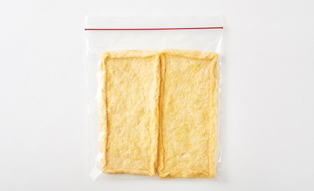 冷凍用保存袋に油揚げが入っている写真