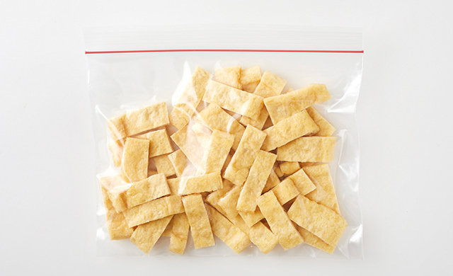 冷凍用保存袋に切った油揚げが入っている写真