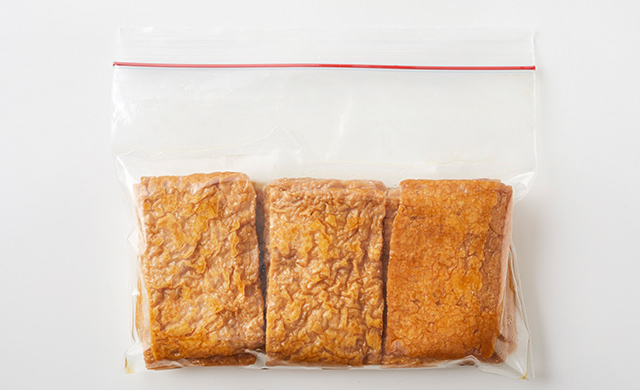 冷凍用保存袋にいなり寿司用の油揚げが入っている写真