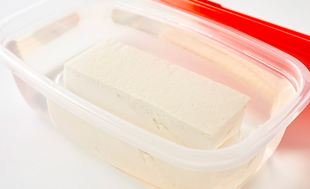 保存容器に豆腐を入れて水を張った写真