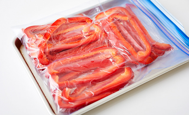 冷凍用保存袋に入れたパプリカの写真