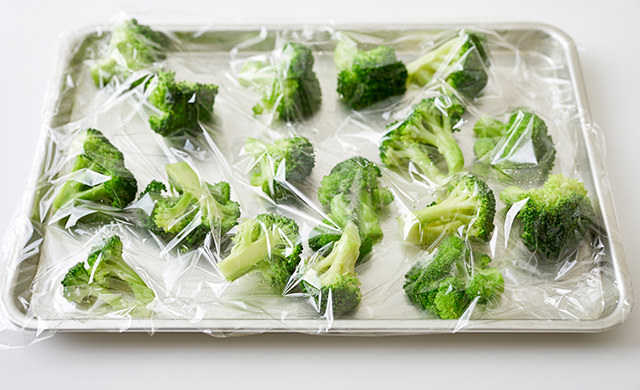 バットに並べたブロッコリーの写真