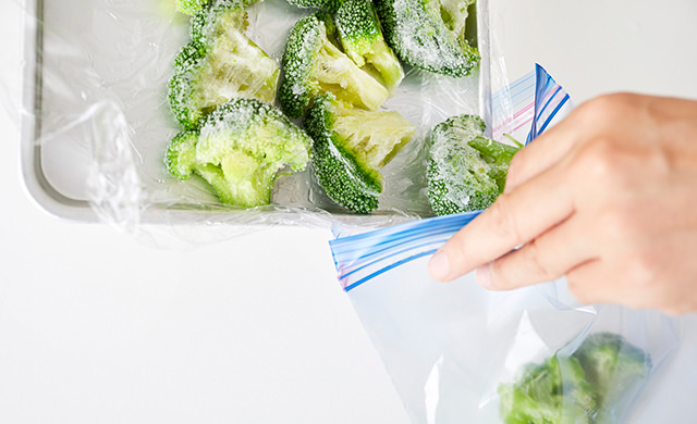 ブロッコリーを冷凍用保存袋に移している写真