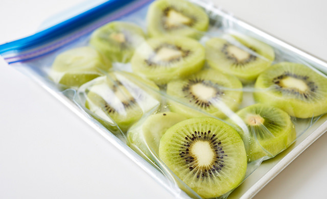 冷凍用保存袋に入れたキウイの写真