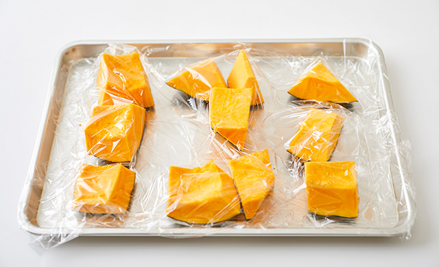 バットに並べたかぼちゃの写真