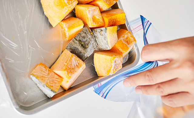 かぼちゃを冷凍用保存袋に移している写真