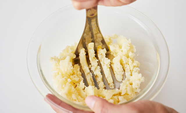じゃがいもをマッシュしている写真