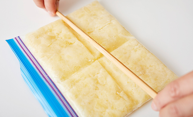 マッシュに筋をつけている写真