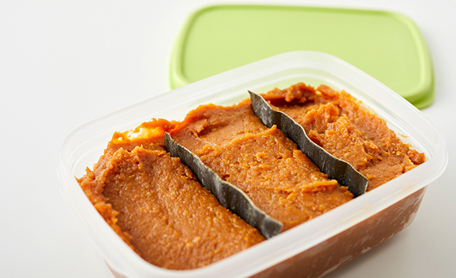 保存容器に入った味噌に昆布が入っている写真