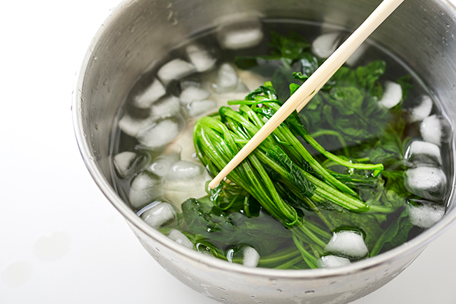 ほうれん草を冷ます写真