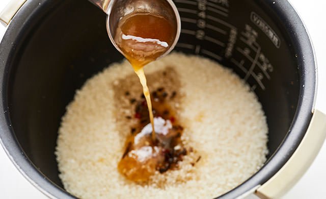 炊飯器にドレッシングを入れる写真