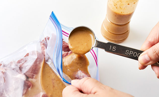 肉にドレッシングを加える写真