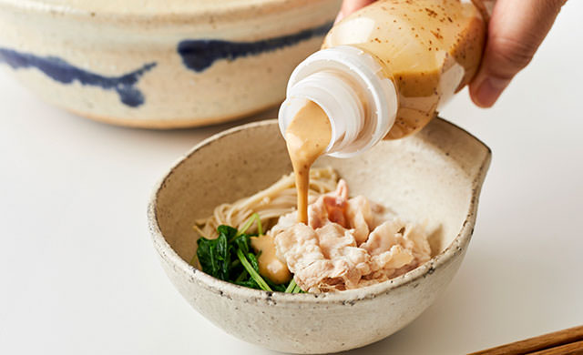 鍋料理にドレッシングをかける写真